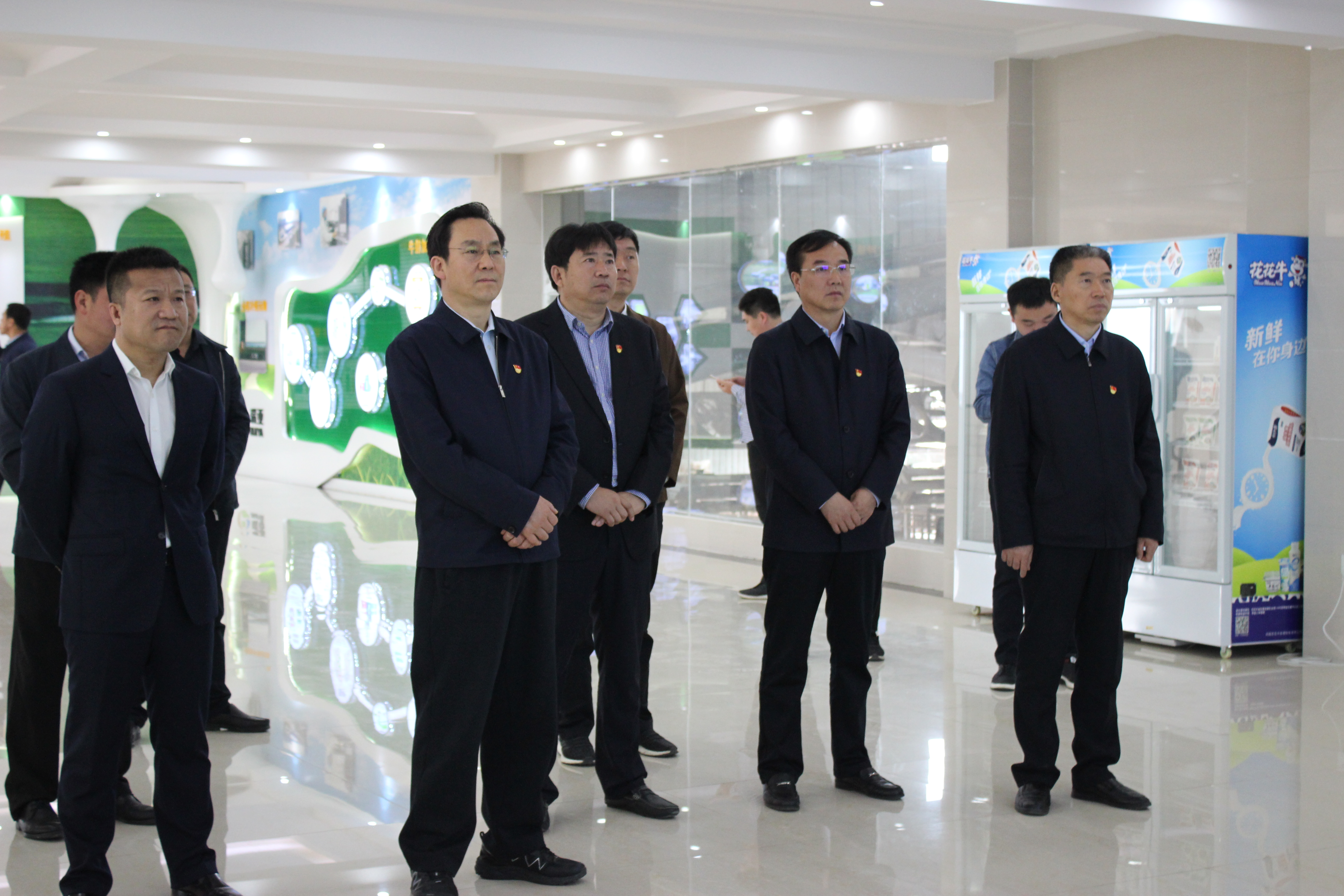 河南省委常委、組織部部長(zhǎng)孔昌生 蒞臨河南花花牛集團(tuán)魯山瑞亞牧業(yè)有限公司調(diào)研